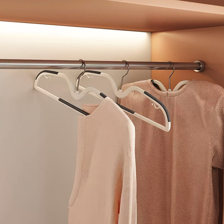 Non-slip slim profile hangers (40-pack) with rotating hook for convenient and organized clothing storage.