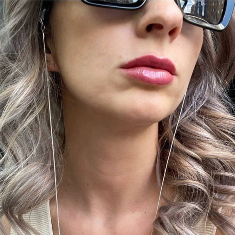 Adjustable unisex eyewear chain in elegant silver & gold, perfect spectacle holder & fashion accessory.