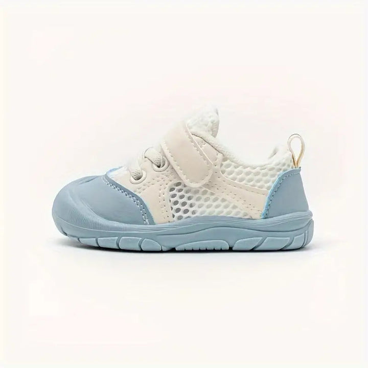 Toddler sneakers with wide toe box & flexible sole, perfect for healthy foot development. Lightweight & anti-slip.