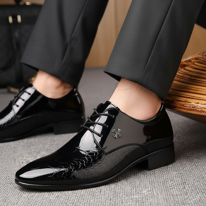 Elegant men's black Oxford shoes with classic lace-up design, ideal for formal business and professional attire.