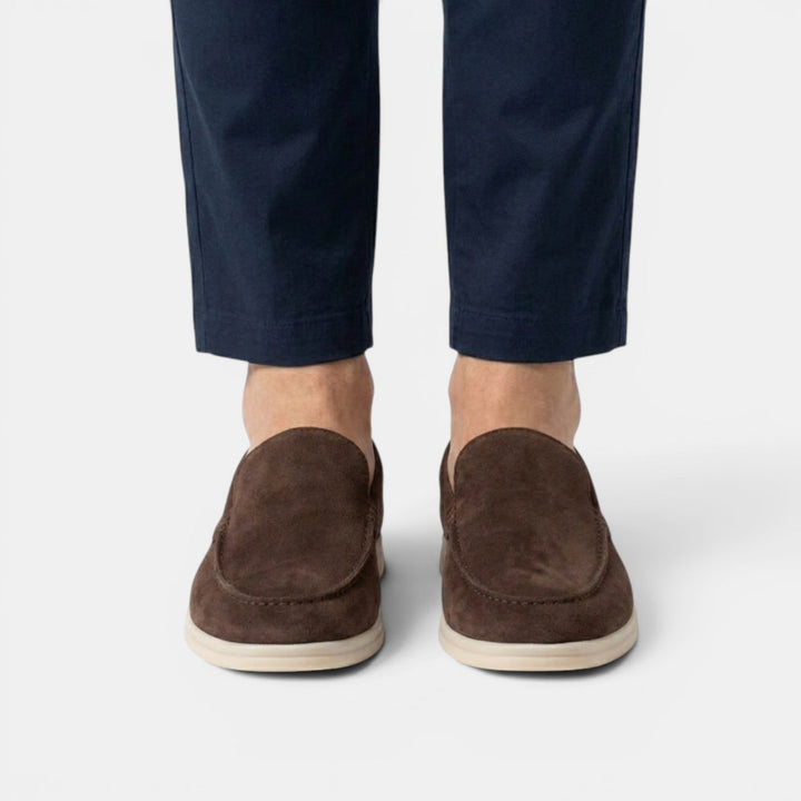 Effortless mocha men's loafers for versatile everyday style.