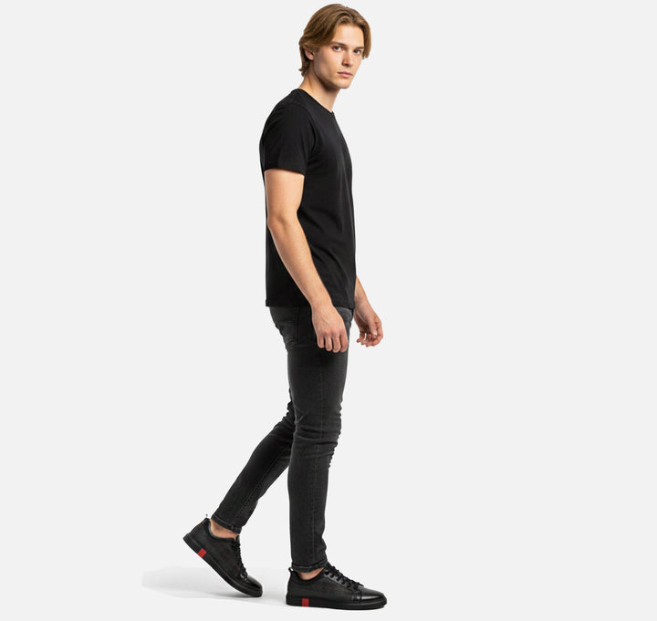 Men's casual street style sneakers, perfect for everyday minimalist fashion. Black, comfortable versatile footwear.