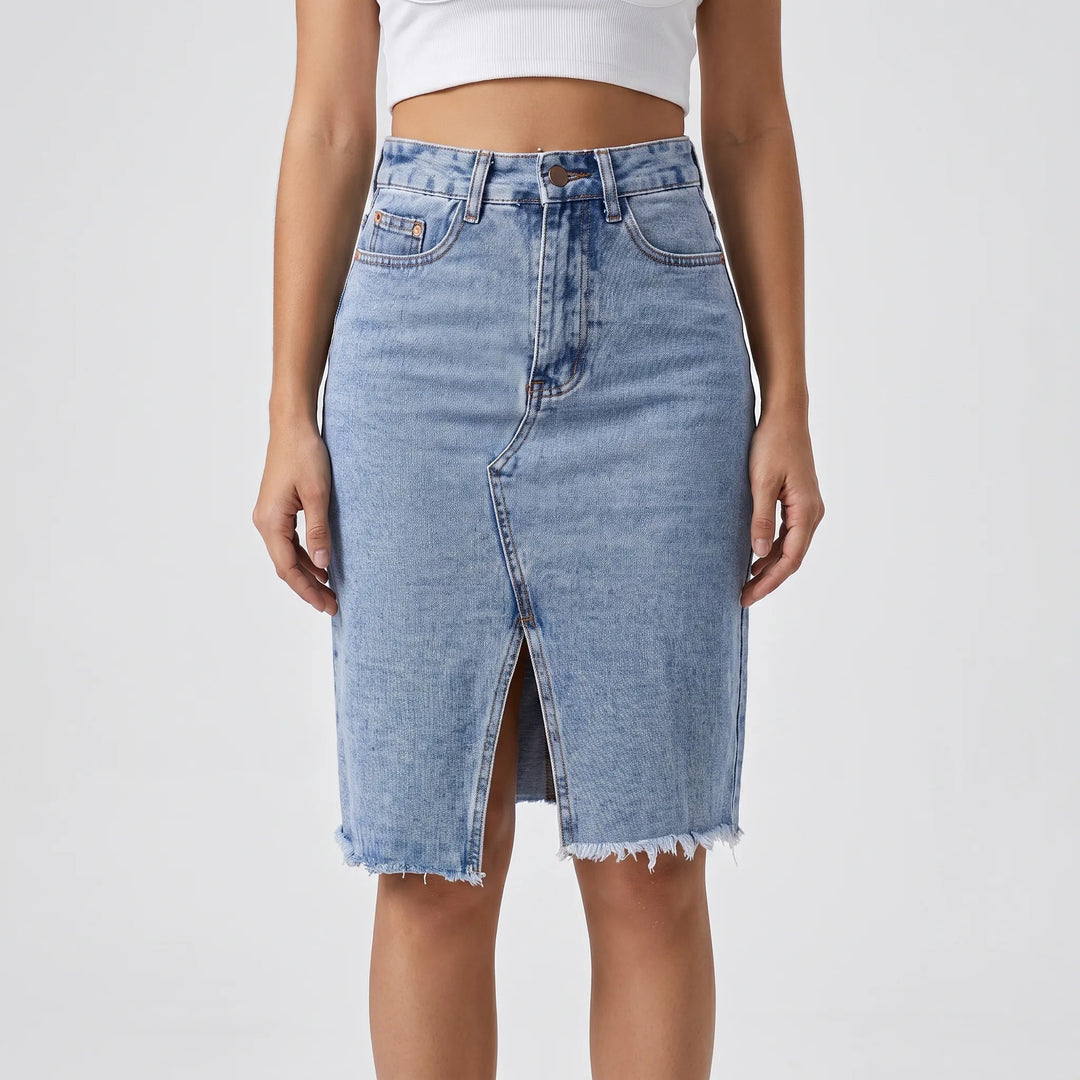 Stylish blue pleated midi skirt for women, high-waisted and elegant. Ideal for casual chic daytime wear.