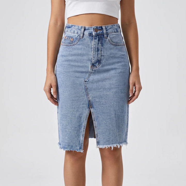 Stylish blue pleated midi skirt for women, high-waisted and elegant. Ideal for casual chic daytime wear.