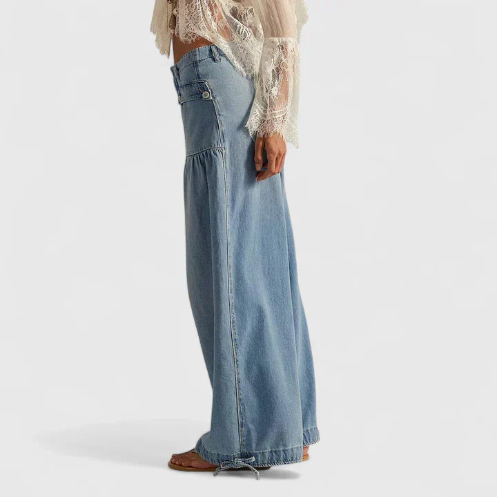 Stylish women's high-waist wide leg trousers with elegant pleats for a fashion-forward look.