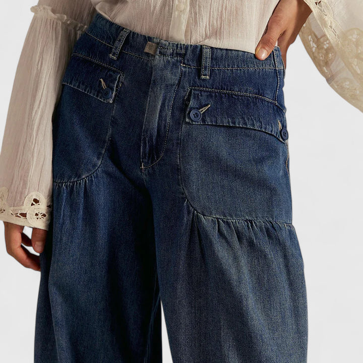 Pleated women's wide leg trousers, featuring a bohemian high-waist design for a refined look.