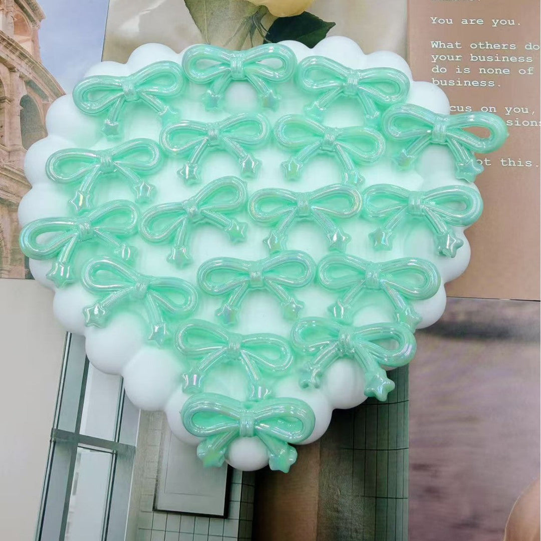 Efficient hair clip & bow organizer, heart-shaped wall decor for a tidy and pretty space.