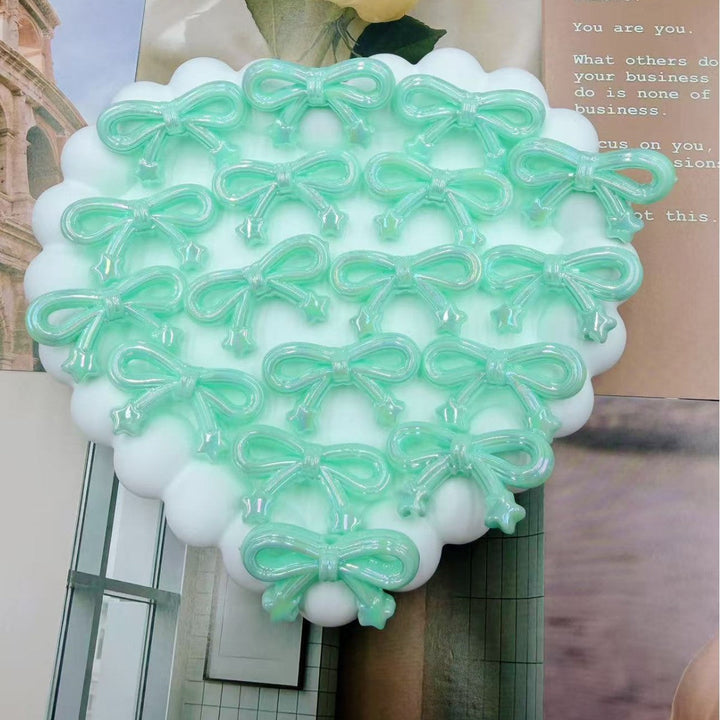 Efficient hair clip & bow organizer, heart-shaped wall decor for a tidy and pretty space.