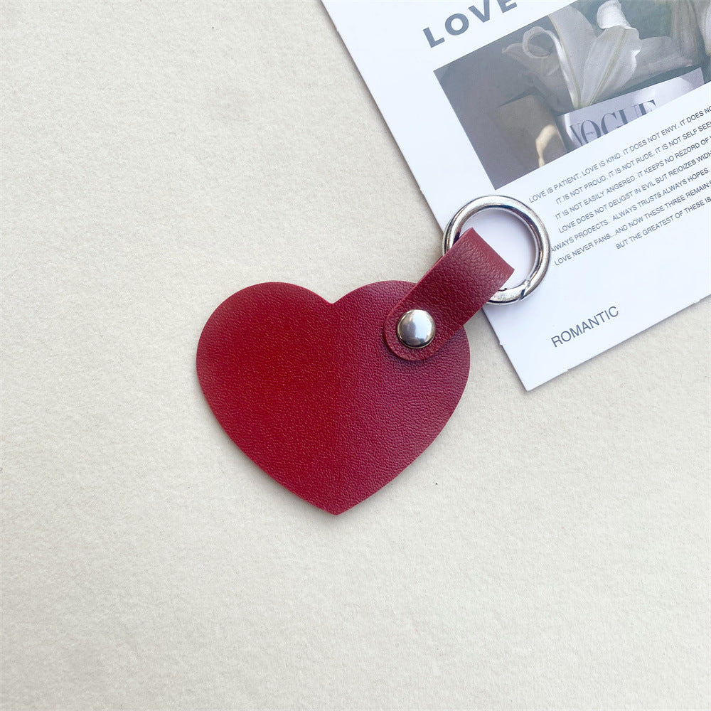 Compact & durable leather heart keychain. Essential accessory for securing keys or decorating bags.