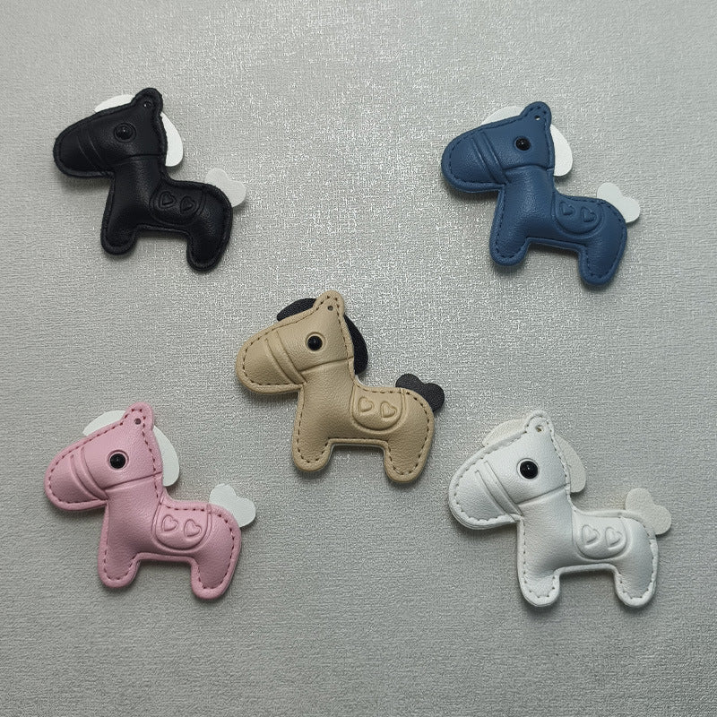 Charming unisex leather horse keychain. Durable accessory for keys or bags. Ideal gift.