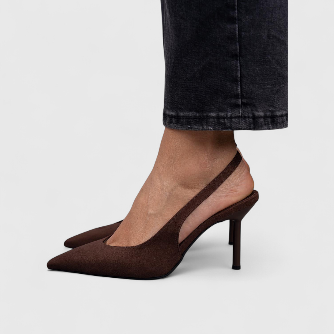 Elegant women's leopard print pumps, offering comfortable arch support. Perfect for chic daily wear.