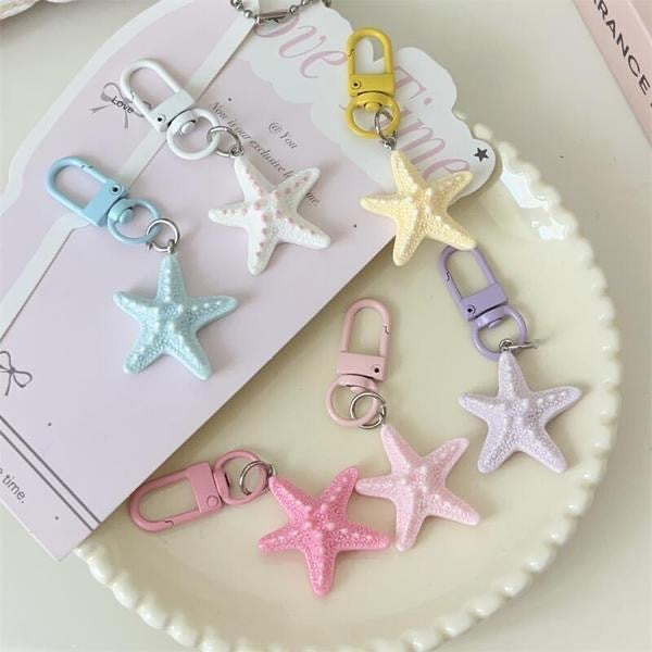 Fashionable star keychain, a chic accessory for bags & keys. Strong metal keyring with unique design.