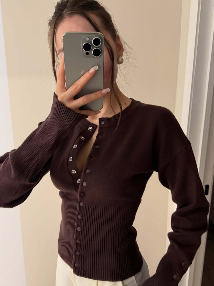 Essential women's button-up round neck cardigan. Long-sleeve for elegant layering, versatile for daily wear.
