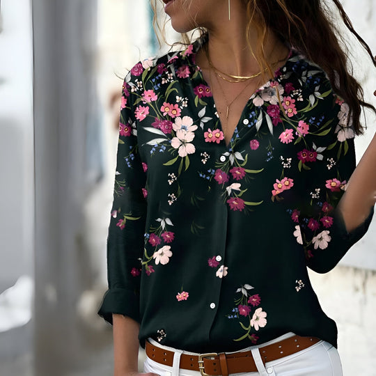 Chic women's casual patterned blouse with long sleeves, perfect for everyday wear and effortless style. Comfortable, relaxed fit.