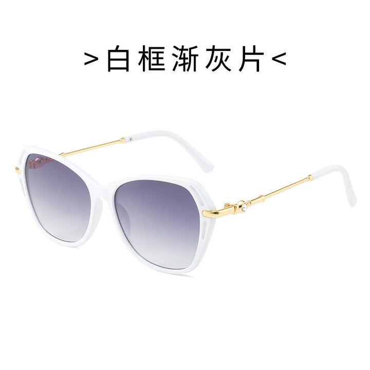 Chic women's eyewear, cat-eye style with robust UV protection, perfect for any fashion-forward look.