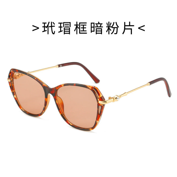 Elegant cat-eye sunglasses, a must-have women's accessory for sun protection and chic summer style.