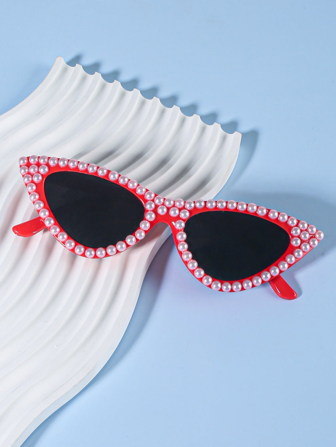 Trendy women's cat-eye glasses, featuring sparkling rhinestone frames for a fashionable look.