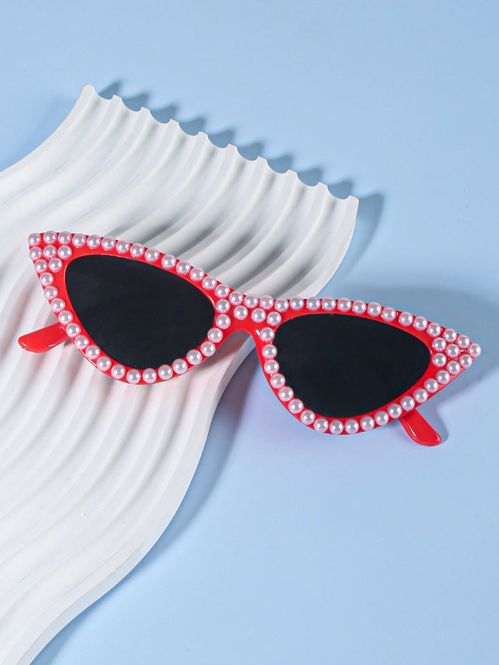 Trendy women's cat-eye glasses, featuring sparkling rhinestone frames for a fashionable look.