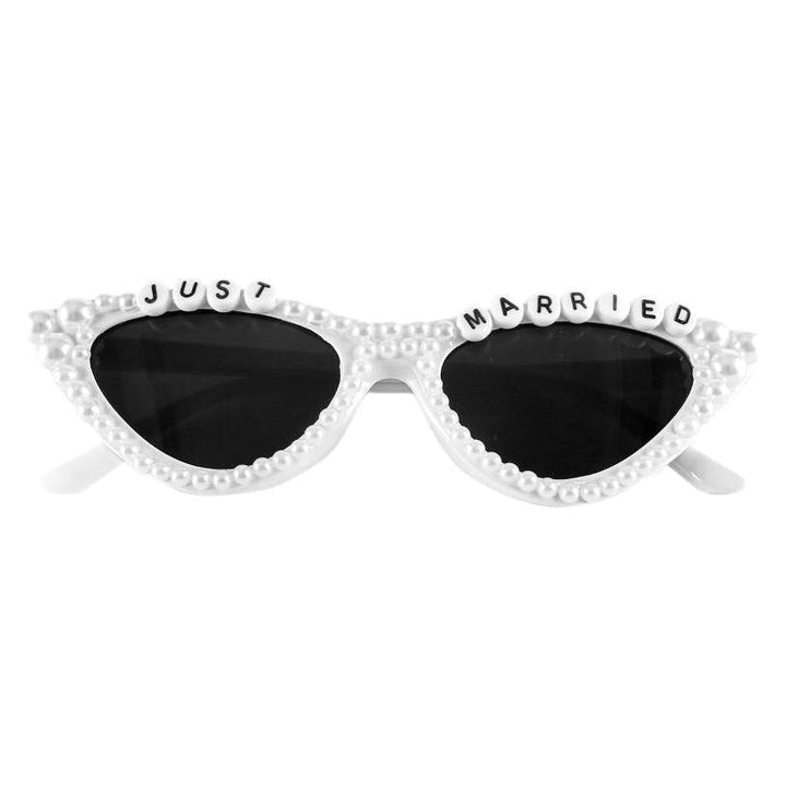 Elegant women's cat-eye eyewear with sparkling rhinestone accents, ideal for a chic look.