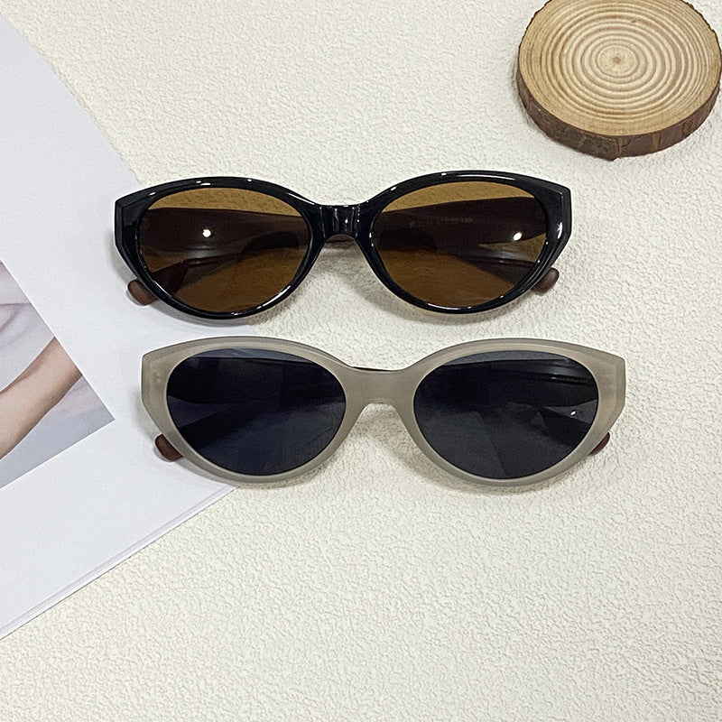 Chic women's cat-eye sunglasses with UV400 protection. Stylish fashion eyewear for ladies.