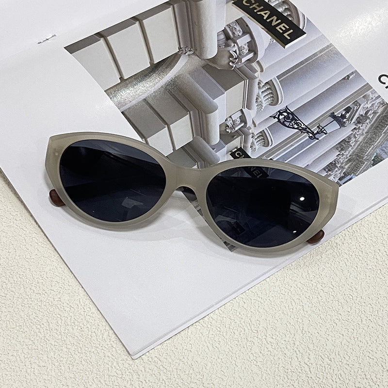 Glamour ladies' cat-eye sunglasses. Fashion eyewear with effective UV400 eye protection.