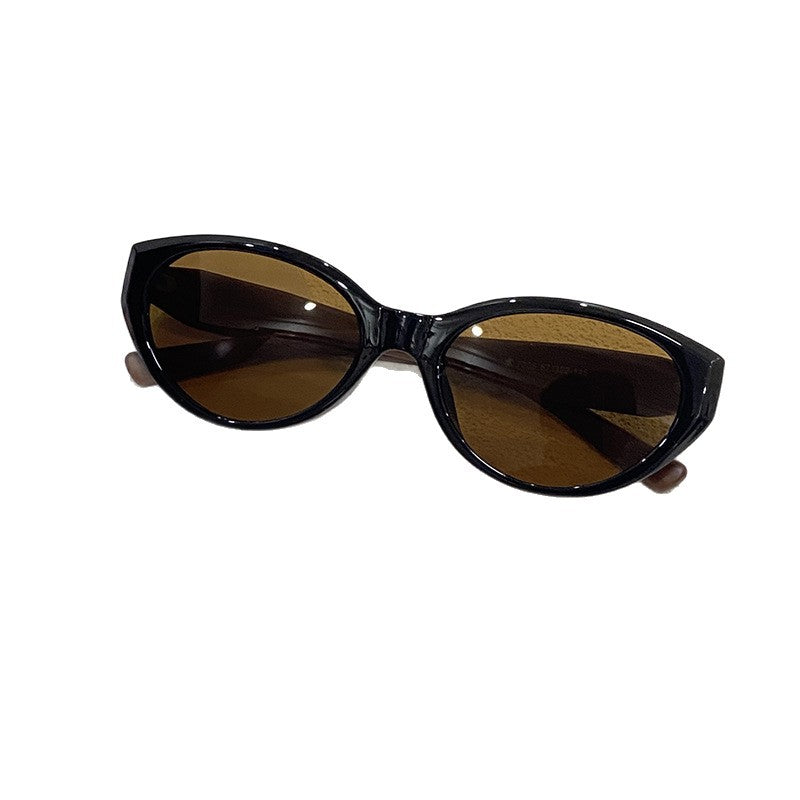 Women's cat-eye sunglasses. Trendy design, essential UV400 protection for stylish ladies.