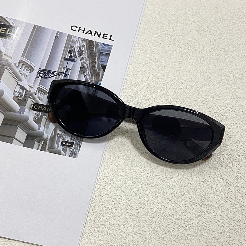 Fashionable cat-eye sunglasses for women. Chic design & UV400 eye protection for sunny days.