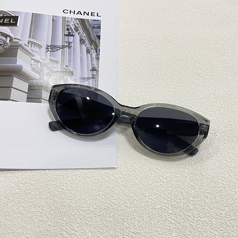 Elegant women's cat-eye sunglasses. UV400 protection meets retro chic style.