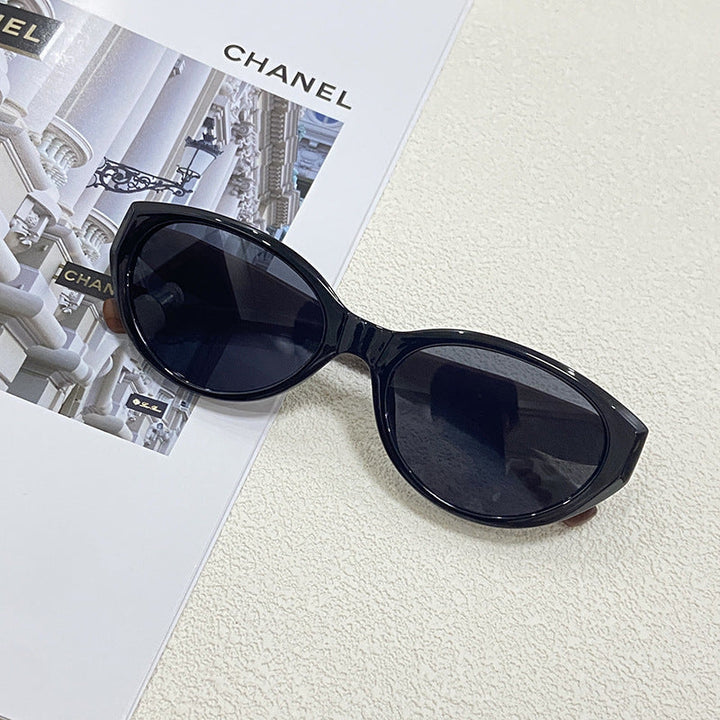 Ladies' retro cat-eye sunglasses. Chic eyewear with reliable UV400 protection.