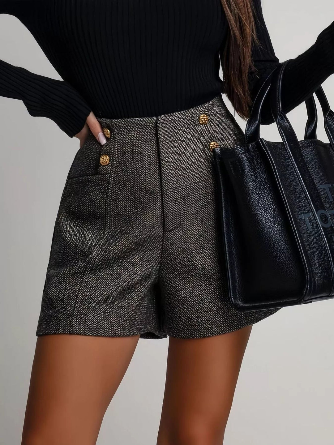 Chic women's high-waisted shorts with functional pockets, perfect for comfortable summer casual wear.