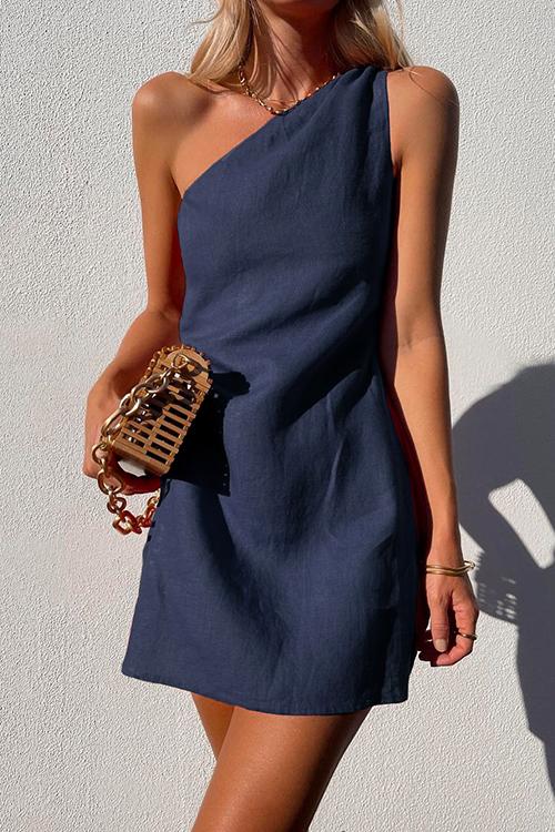 Trendy women's one-shoulder mini dress, perfect as a vacation or casual summer party dress. Effortless style.
