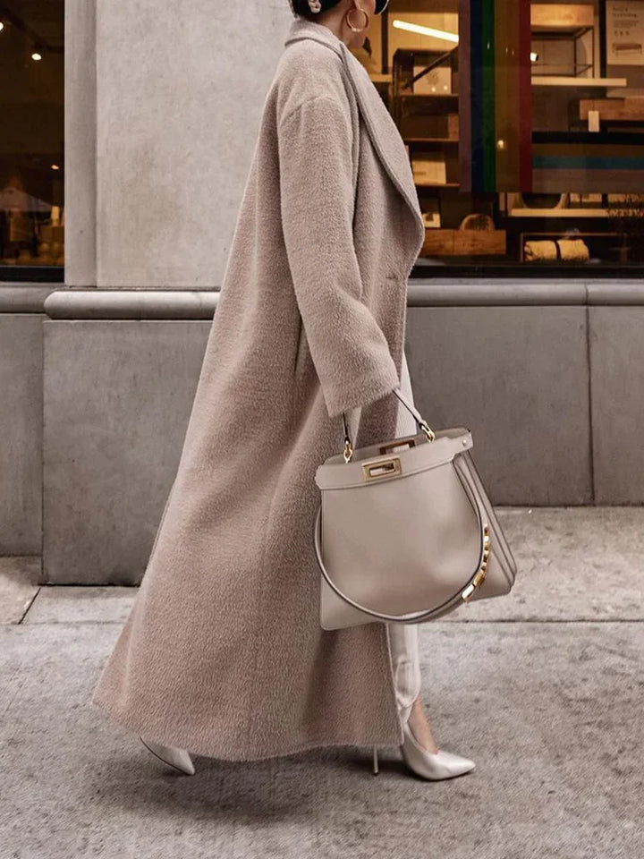 Elegant women's oversized coat with large lapels. Ideal for autumn & winter fashion.