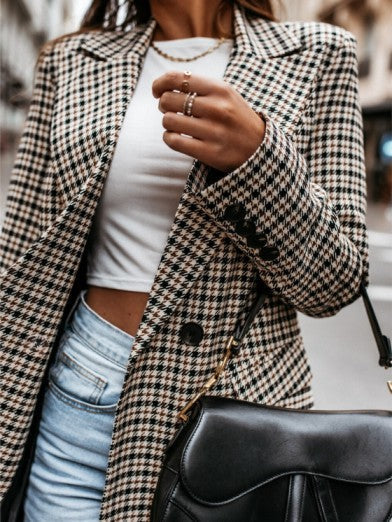Elegant women's plaid winter jacket, perfect for office wear or a chic casual look. Trendy and fashionable.