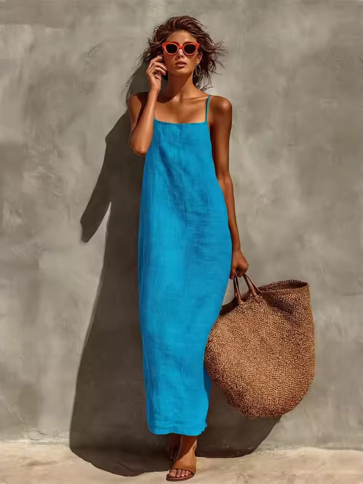 Chic women's long dress, square neck, spaghetti straps, offering a relaxed and flowing silhouette.