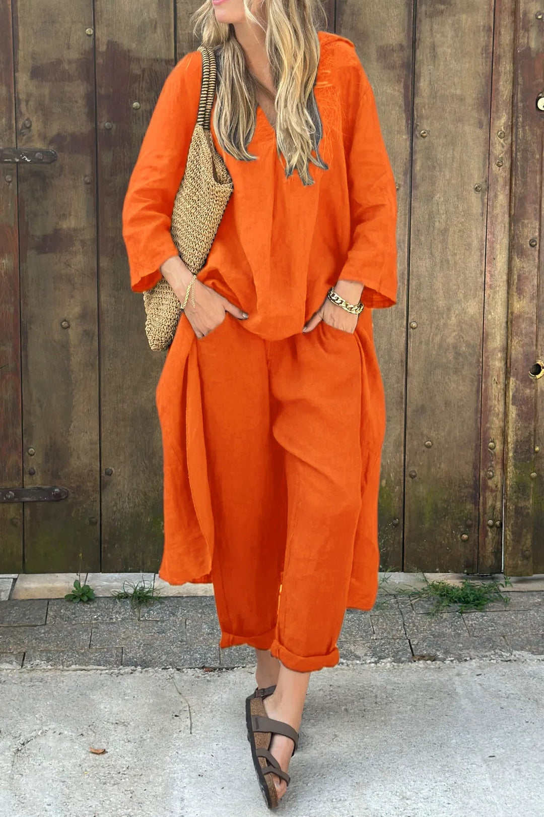 Fashionable women's two-piece loungewear set, combining chic style with ultimate comfort for relaxed elegance.
