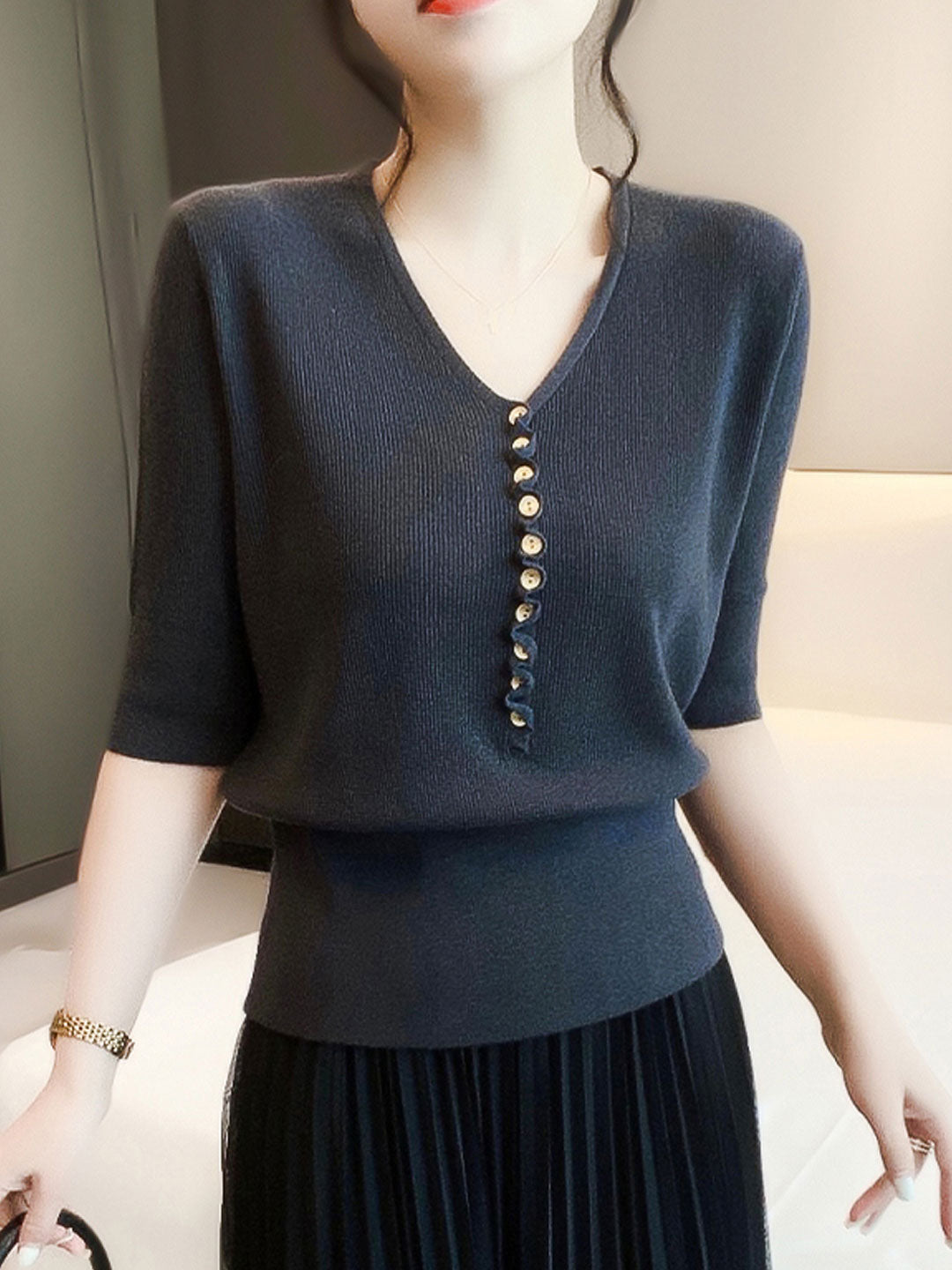 Stylish women's V-neck shirt featuring a button placket and long sleeves for chic everyday outfits.