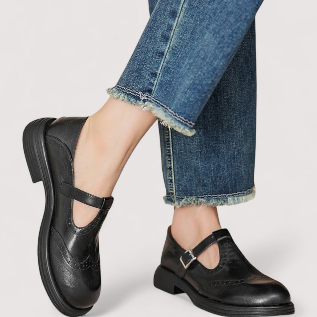 Versatile women's black Mary Jane flats with a chic buckle closure. Ideal for comfort and classic everyday style.