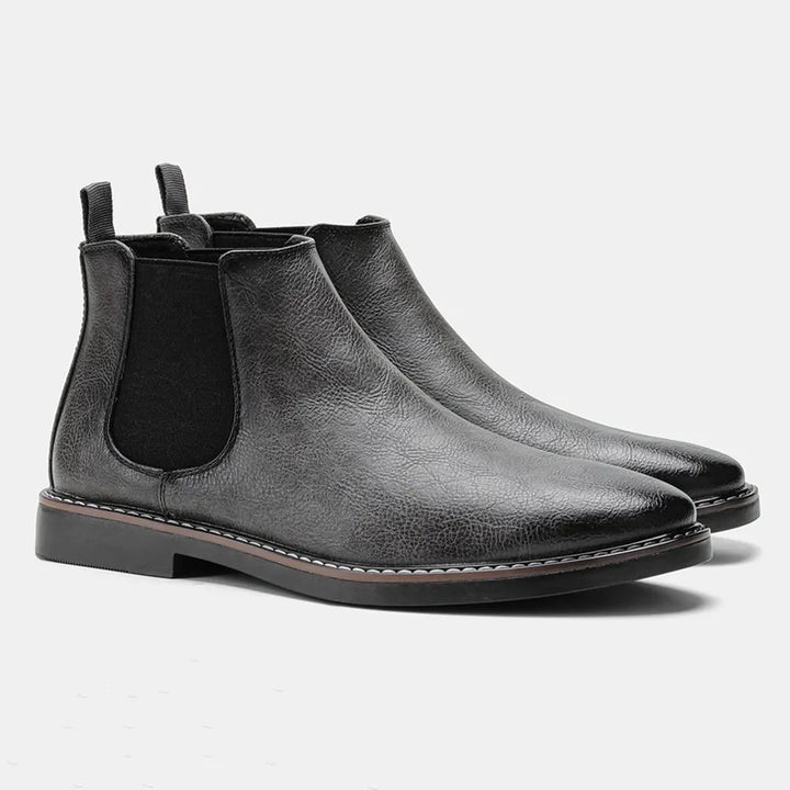 Modern men's Chelsea boots, versatile black leather, combines comfort with fashion-forward style.