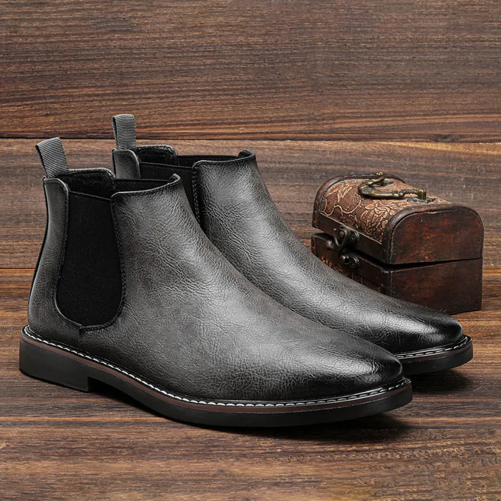 Fashionable men's pull-on boots, black Chelsea design, ideal for a refined casual look.
