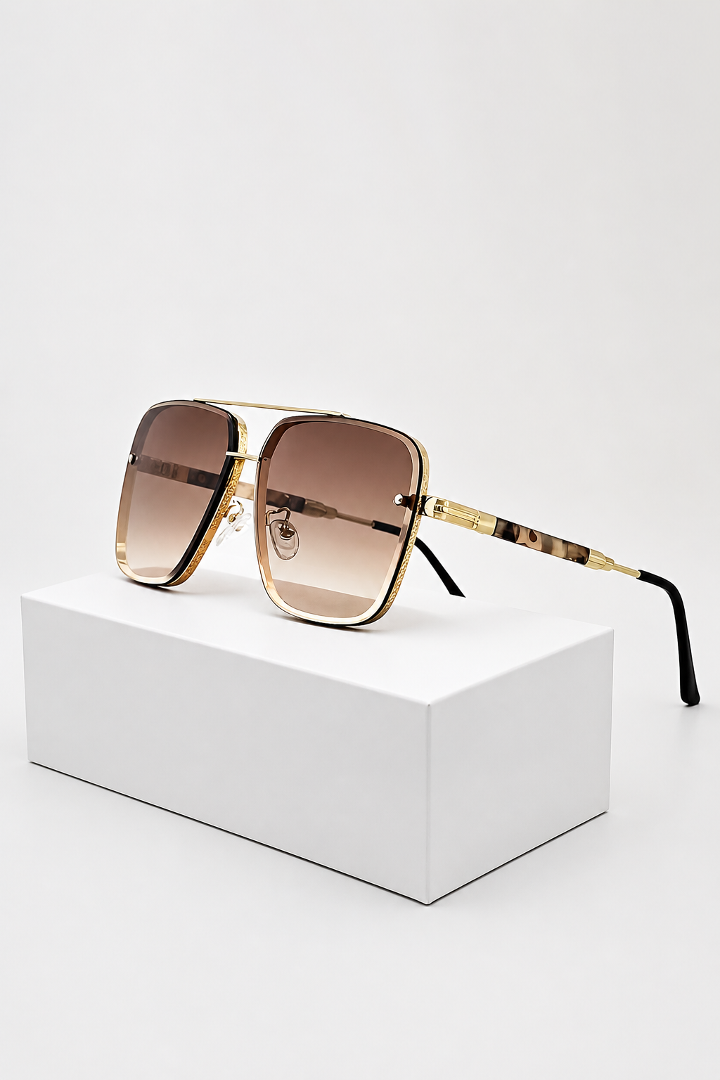 Gold frame unisex aviator sunglasses, retro style, UV400 gradient lenses for optimal eye protection.