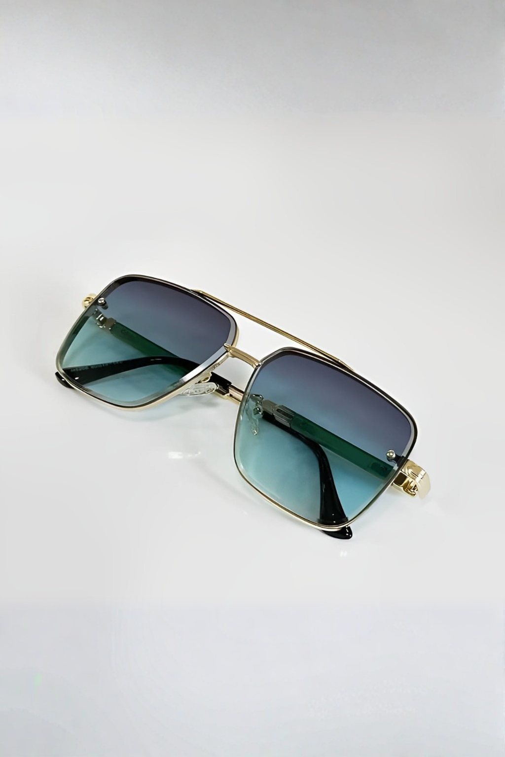 Iconic retro aviator sunglasses, gold frame, UV400 gradient lenses, a timeless unisex fashion accessory.