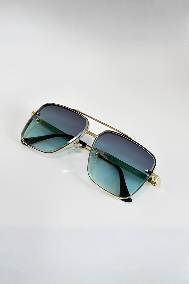 Iconic retro aviator sunglasses, gold frame, UV400 gradient lenses, a timeless unisex fashion accessory.