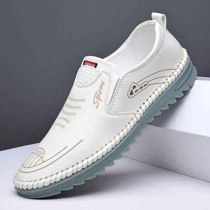 Stylish men's classic leather loafers with a refined design, offering versatile elegance for both casual and formal outfits.