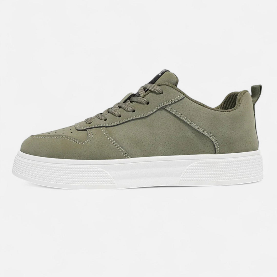 Classic men's low-top trainers, ideal for everyday style & comfort. Versatile casual walking shoes.