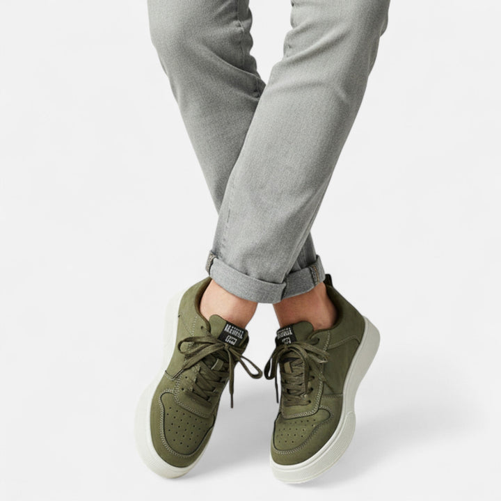 Comfortable men's low-top sneakers, perfect for everyday wear. Stylish and versatile men's fashion footwear.
