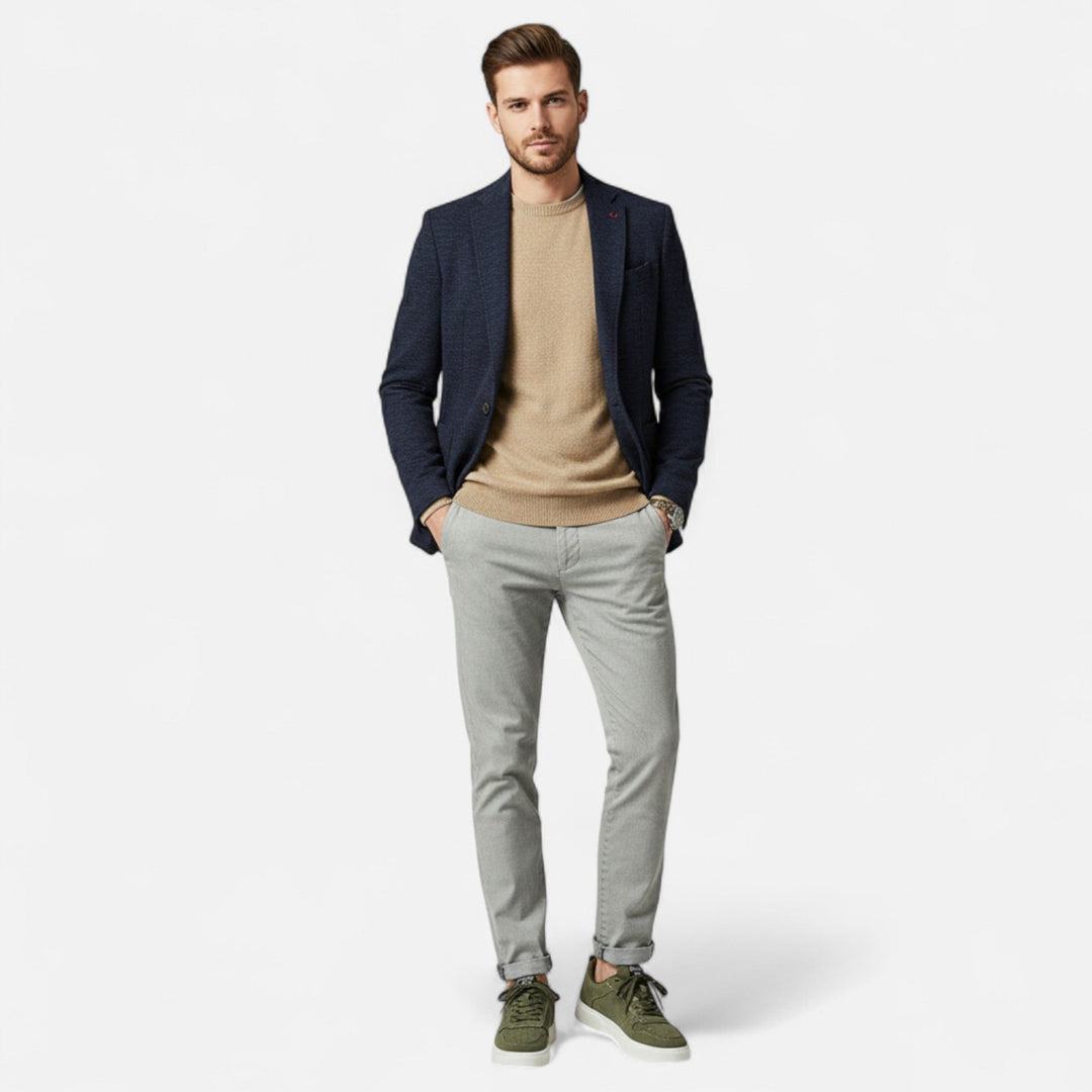 Modern men's low-top trainers, blending classic style with everyday comfort for casual fashion.