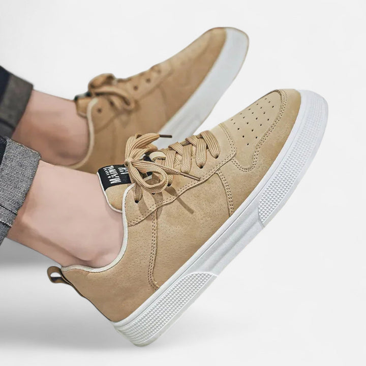 Essential men's low-top sneakers, offering everyday comfort & classic style. Versatile men's trainers.