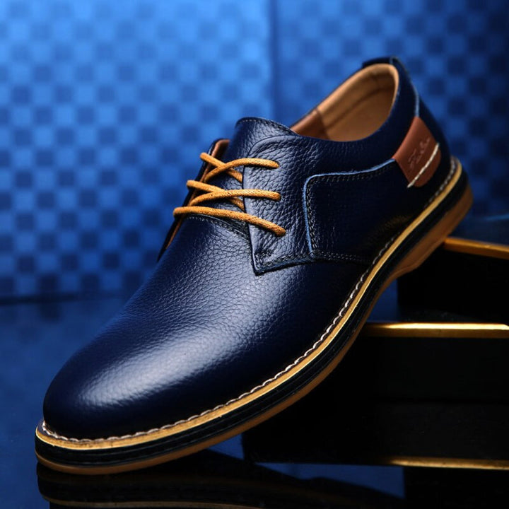 Comfortable men's Oxford dress shoes for smart-casual wear, featuring a timeless design suitable for various outfits.