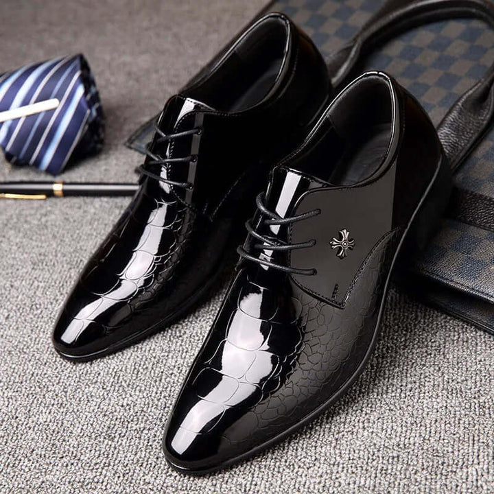 Timeless men's lace-up Oxford dress shoes, offering classic style & sophisticated comfort for formal fashion.