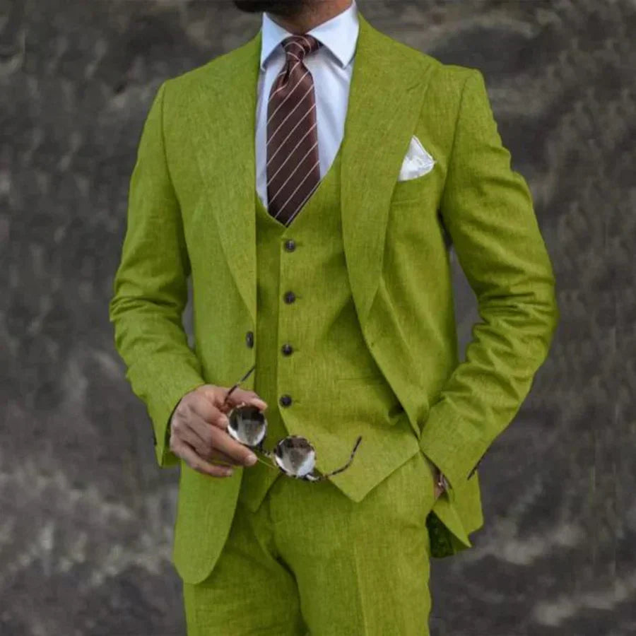 Sophisticated men's slim fit 3-piece suit. Tailored blazer, vest & trousers, ideal for formal events.